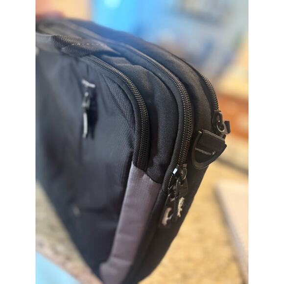 Case Logic Black 17" Laptop Bag - Used - Good Condition - Picture 6 of 7